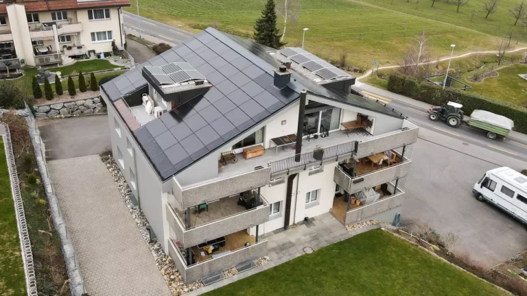 827_Solar-Indach-Flachdach-Nottwil-23-kWp-LEVEL-LOCKUP-Flatport-Megasol-Energie-AG-359-01